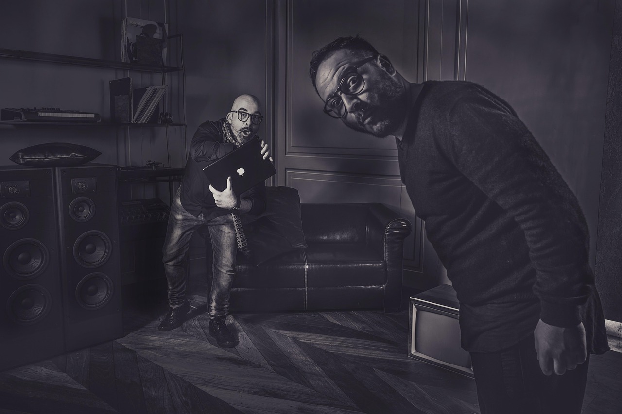 方盒万宝路黑冰（细）：河南广告代理价格查询平台